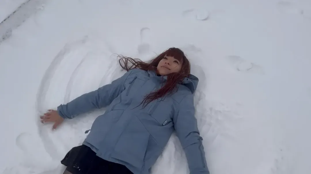 民眾開心躺雪地。（圖／中天新聞）