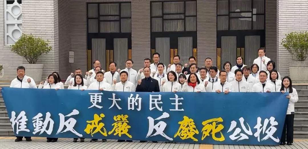國民黨22日啟動全台百場政策說明會。圖為朱立倫與黨團立委17日在立法院議場前舉行記者會。(圖/取自國民黨立法院黨團影片)