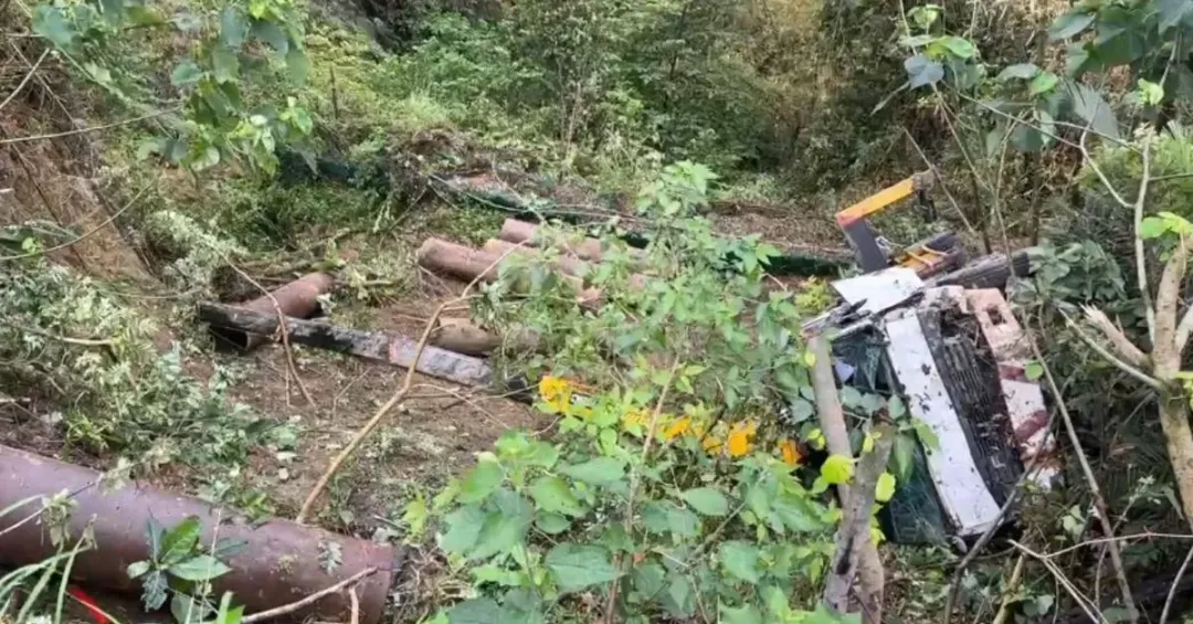 44歲周姓男子操作吊車進行樹林清理作業時，疑似因為下雨造成土石不穩，導致吊車滑落邊坡。（圖／翻攝畫面）
