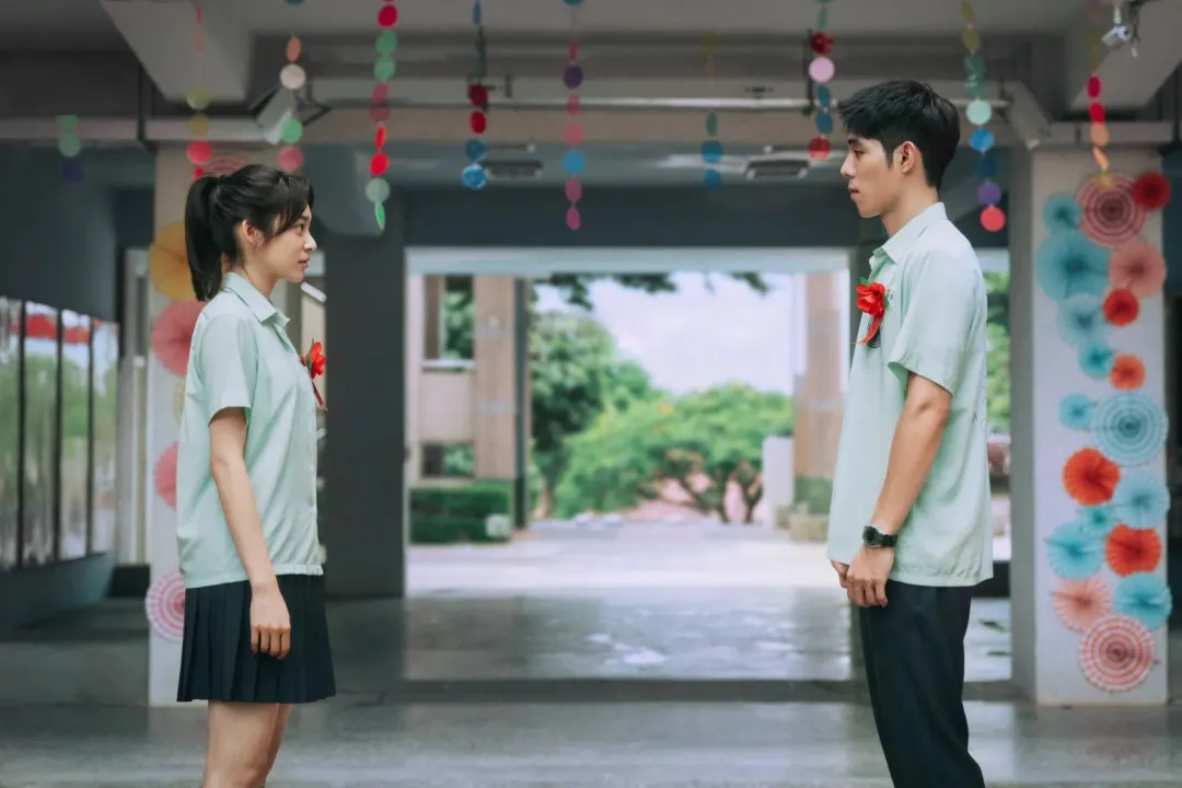 《有病才會喜歡你》男女主角詹懷雲（右）、江齊（左）與告五人一同演唱電影主題曲〈我天生－有病版〉。（圖／紅杉娛樂 提供）