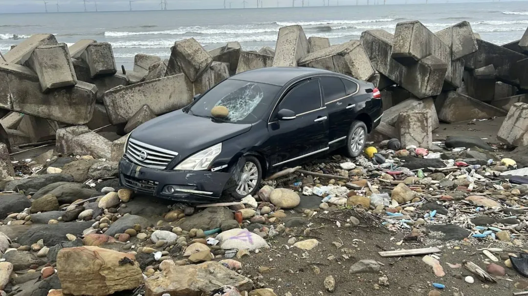 車主表示車輛早已被當鋪收走,對於為何出現在後龍海邊毫不知情。(圖/中天新聞)