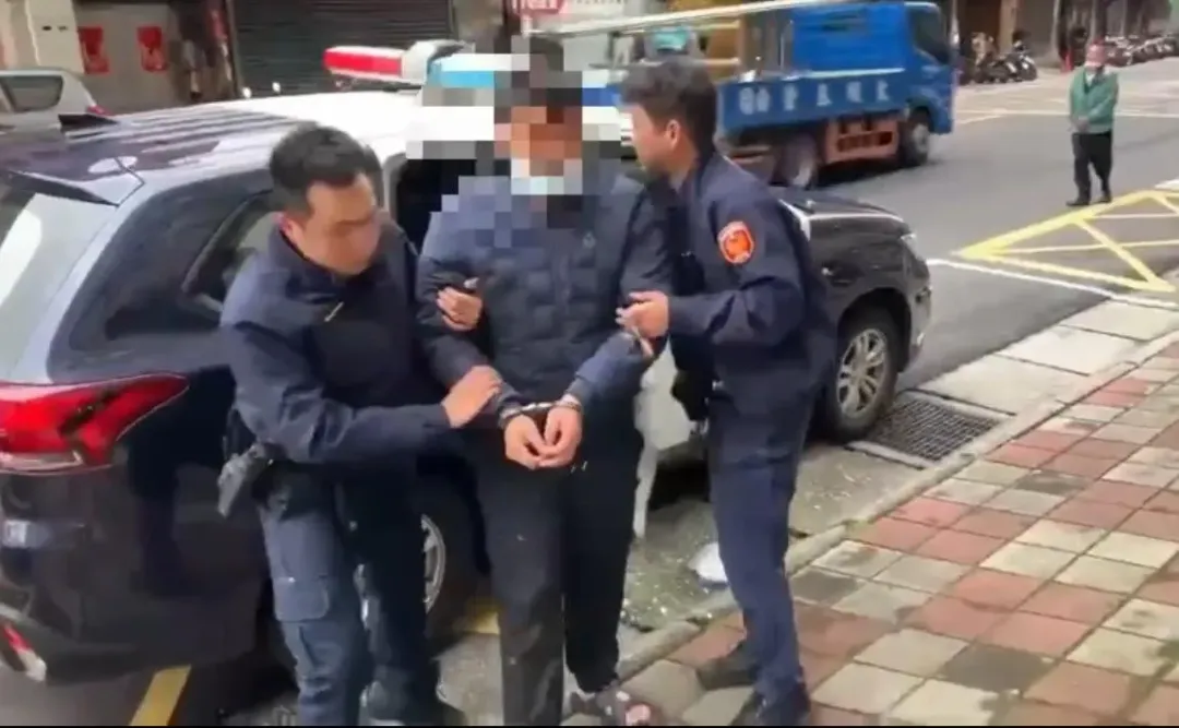 男子涉嫌縱火遭警方逮捕帶回。（圖／翻攝畫面）