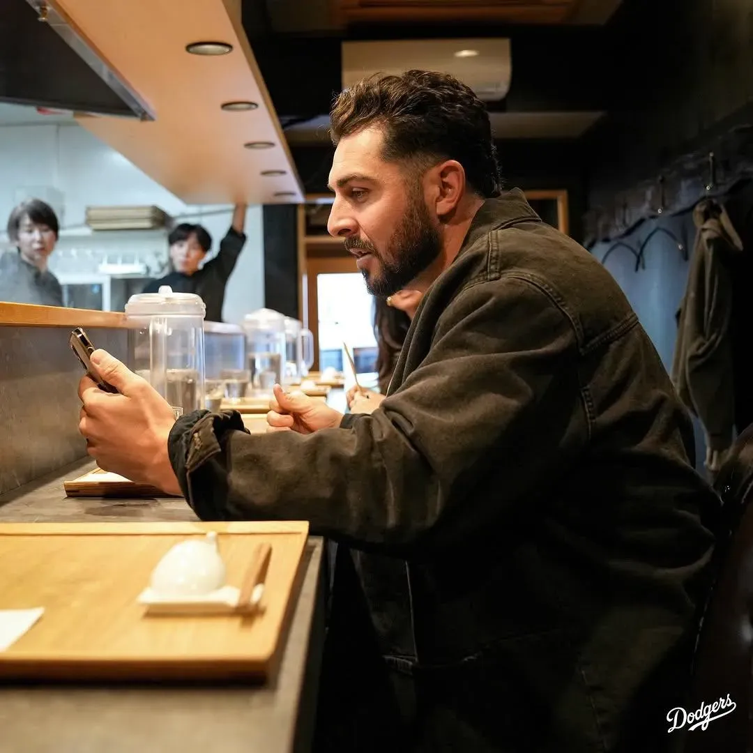 維西亞與隊友享用拉麵。（圖／翻攝自道奇IG）