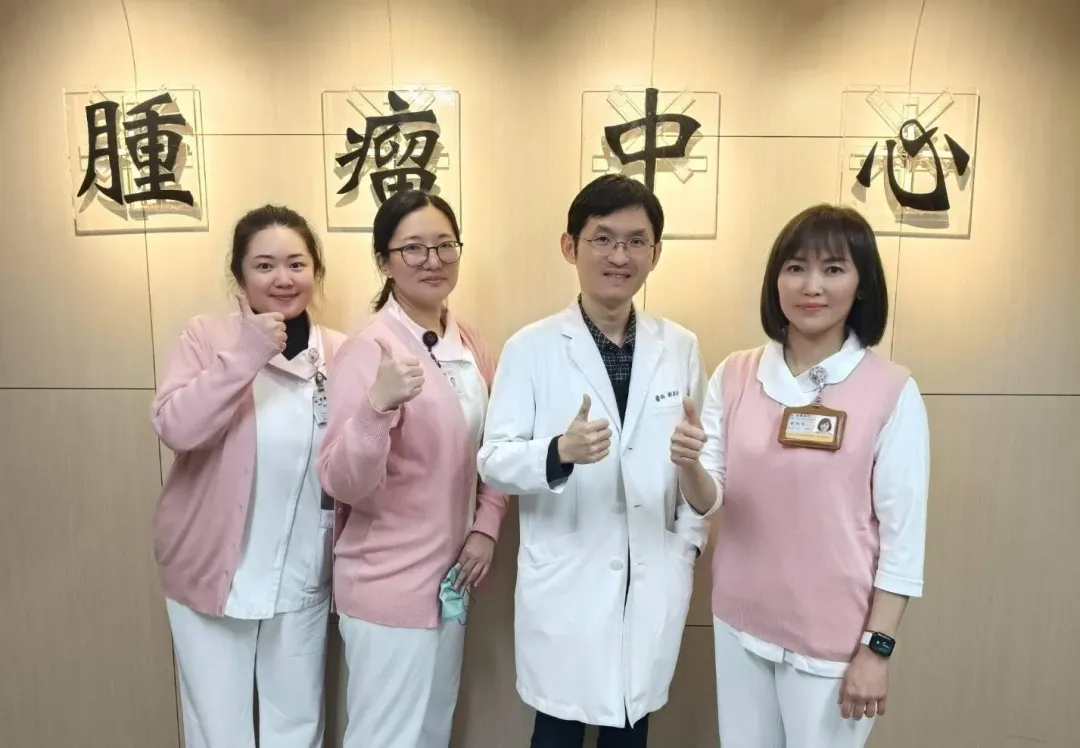耳鼻喉科鄭爵儀主任（右二）癌症中心護理長郭昭岑（右一）。（圖／桃園醫院）
