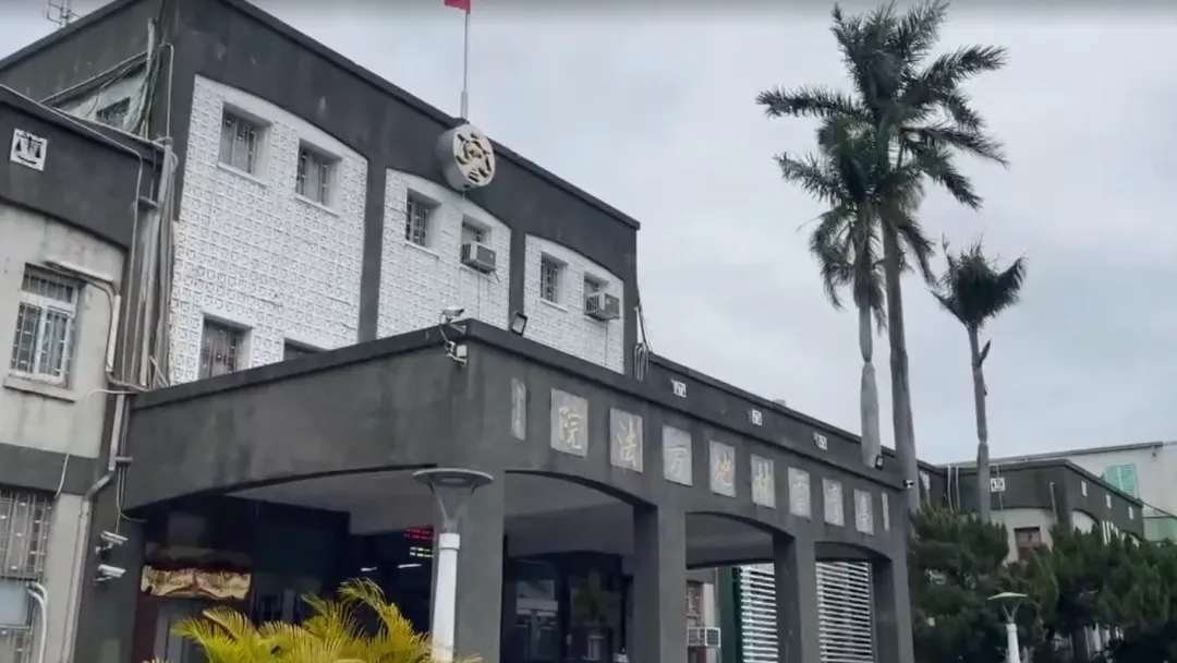 昨(17)日,雲林地方法院一名女法官在法院附近的超商買早餐時,發現有個男子忙碌的樣子頗像詐騙集團車手,員警到場後將他逮捕。(圖/翻攝畫面)