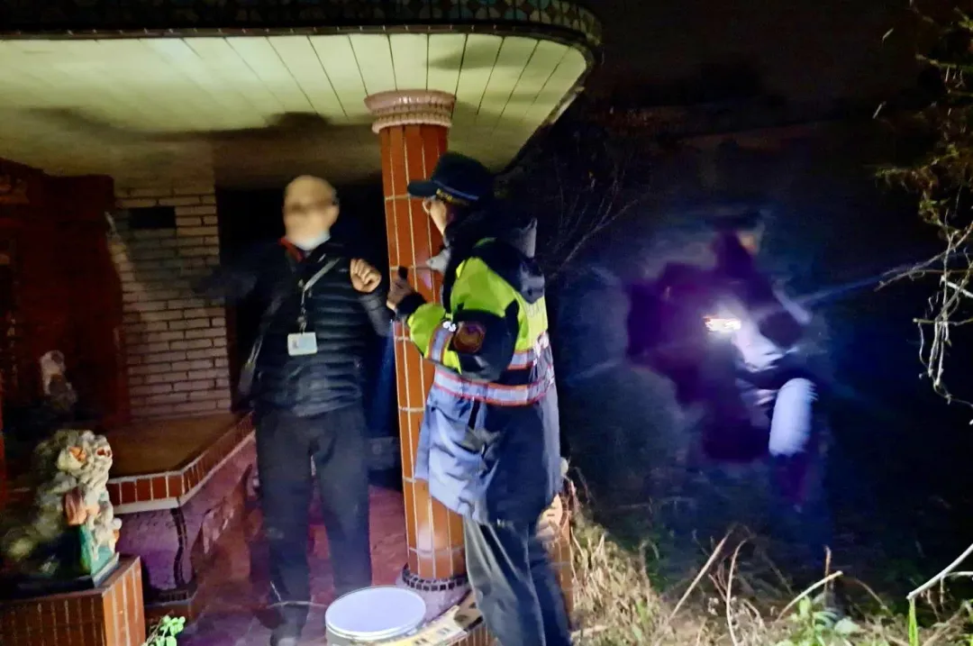 女警深夜前往墓園救出老翁。（圖／翻攝畫面）