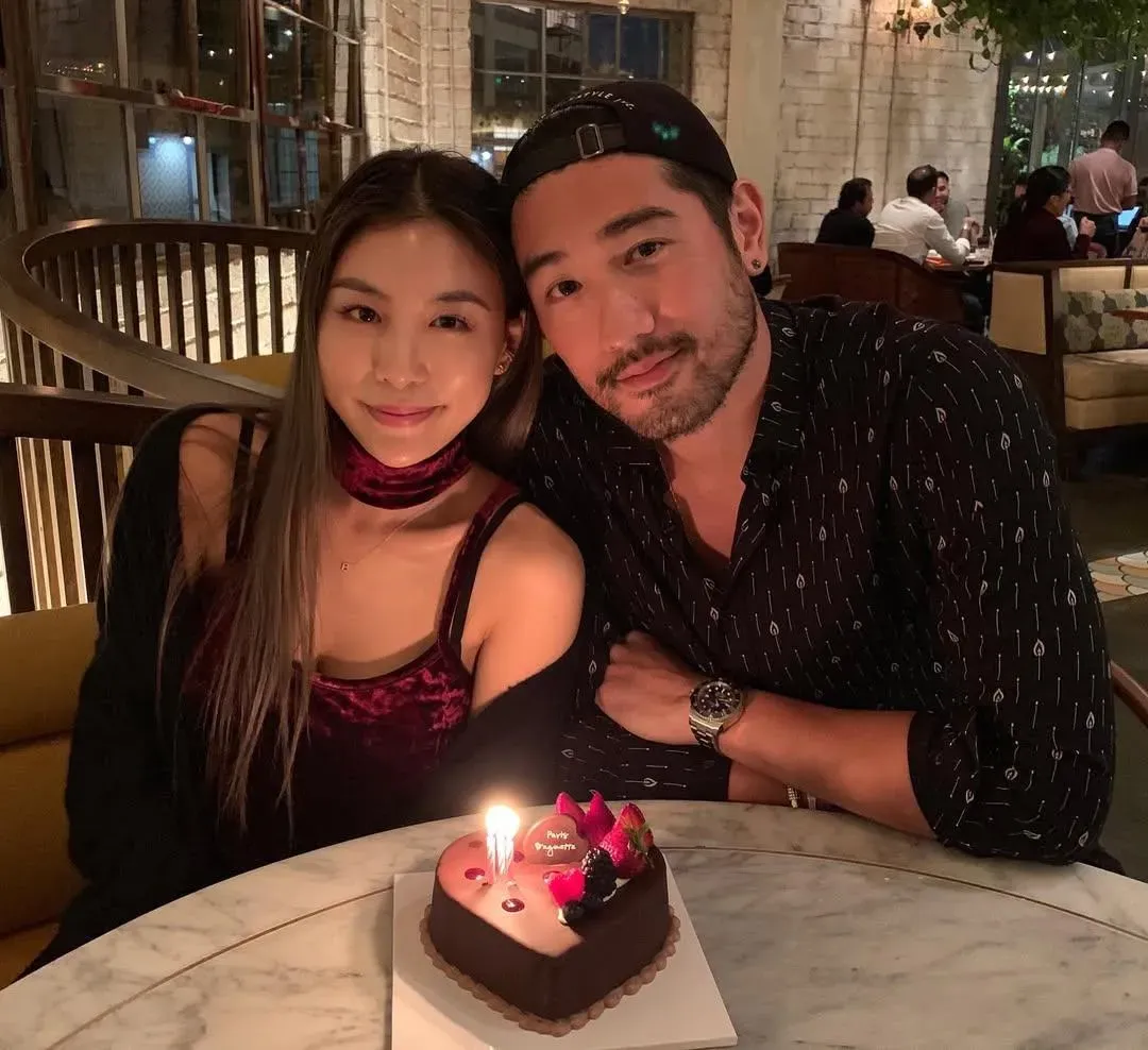 Bella(左)曾和男星高以翔交往4年。(圖/翻攝自Instagram@ bella_navy4life)