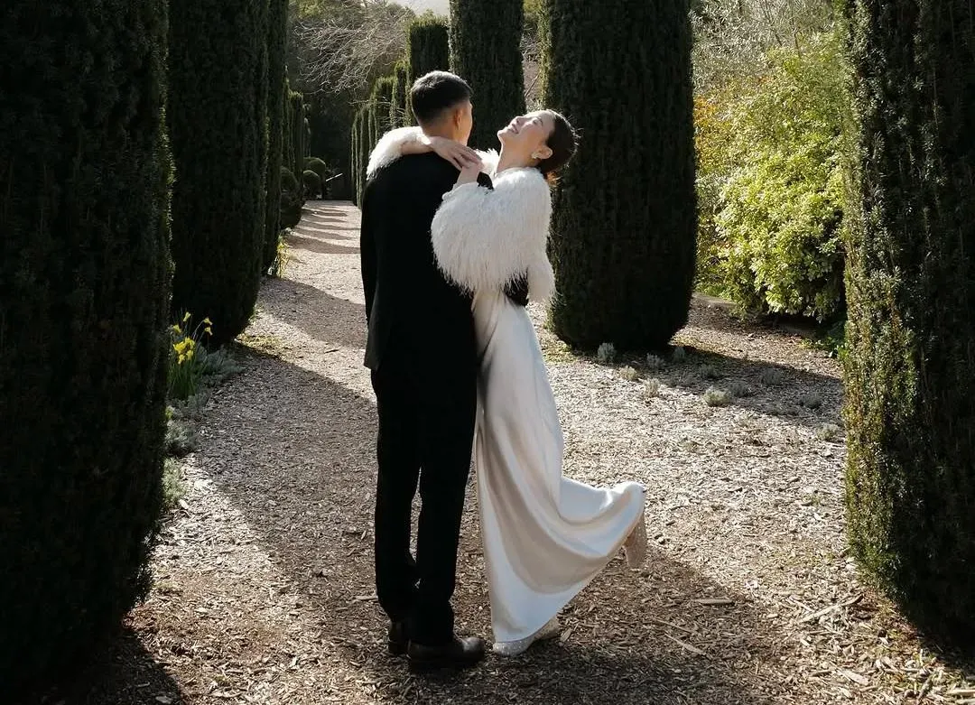 高以翔前女友Bella在18日宣布將與現任男友結婚,合照未曝光伴侶面容。(圖/翻攝自Instagram@ bella_navy4life)
