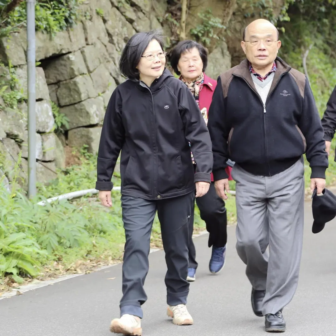 前總統蔡英文偕同前行政院長蘇貞昌夫妻出遊爬山。（圖／翻攝自蔡英文臉書）