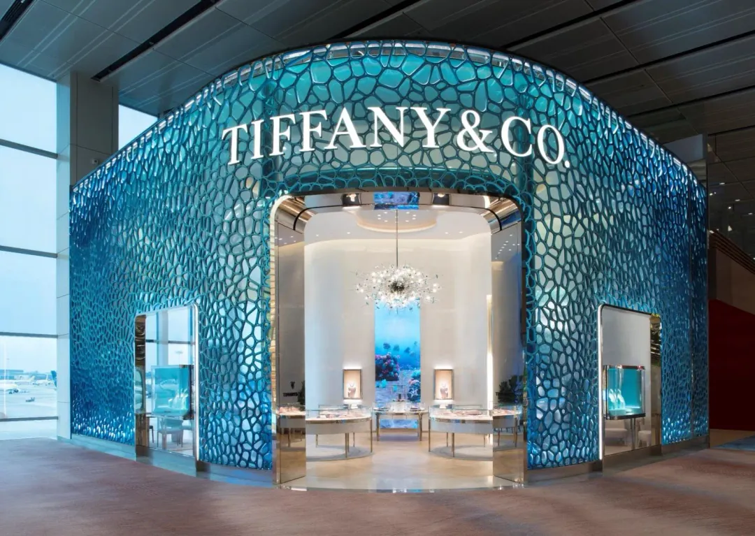 MVRDV為Tiffany & Co.在新加坡的樟宜機場專賣店,利用回收再生漁網,打造海洋風的十足的絕美門市。(圖/MVRDV提供)