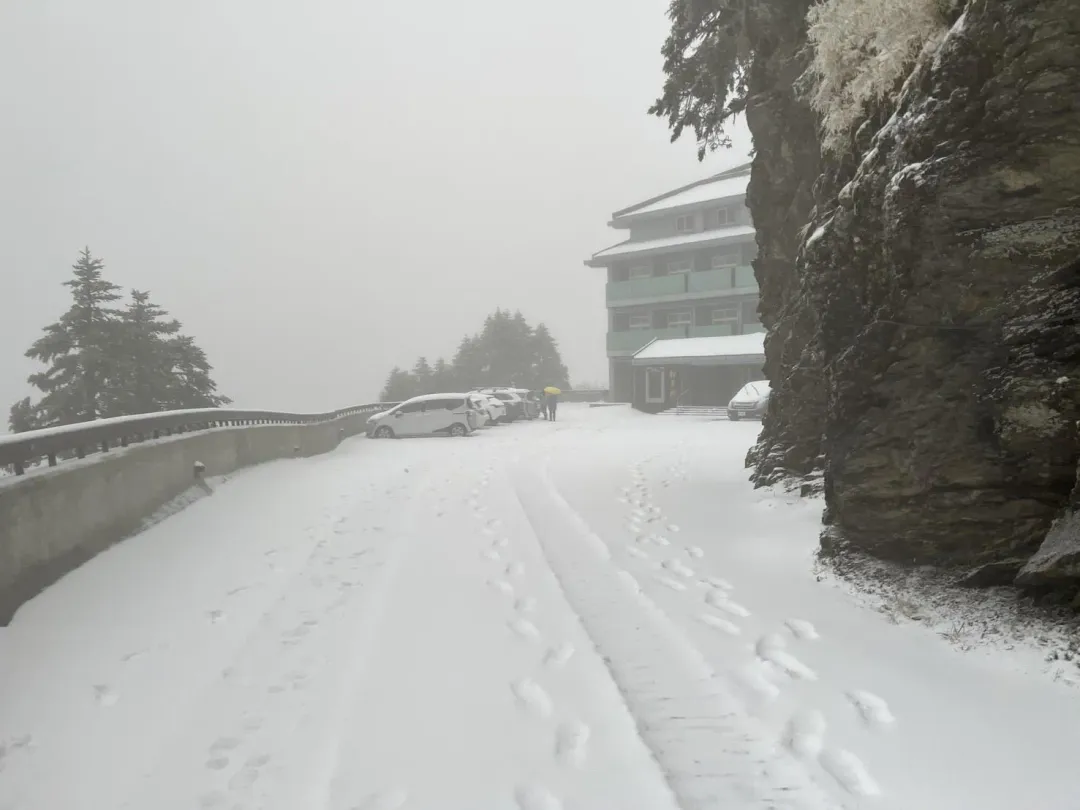 17人團爬奇萊東稜遇大雪1人死亡，剩餘16人受困。（圖／翻攝畫面）