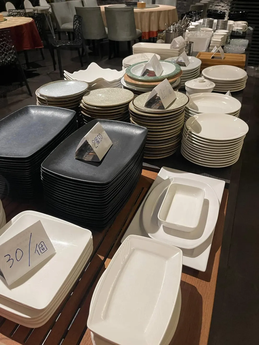 水舞饌推出二手杯盤、器具出清特賣，最低十元起跳。（圖／水舞饌茶餐廳臉書）