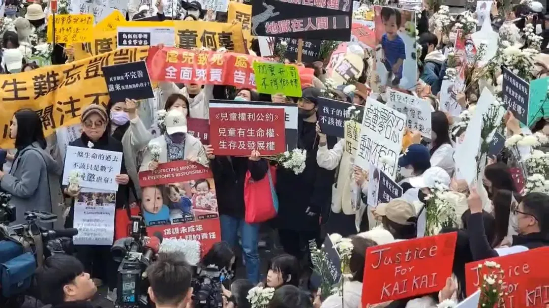 許多媽媽們自製標語手拿鮮花到場聲援。（圖／翻攝畫面）