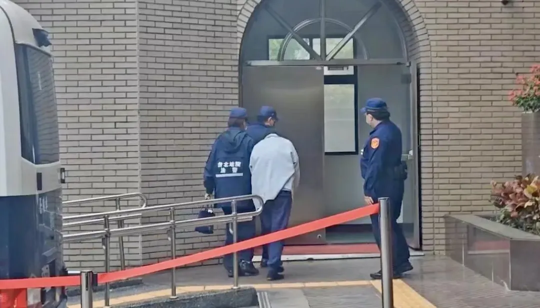 惡保母姊妹被押解到北院開庭。（圖／翻攝畫面）