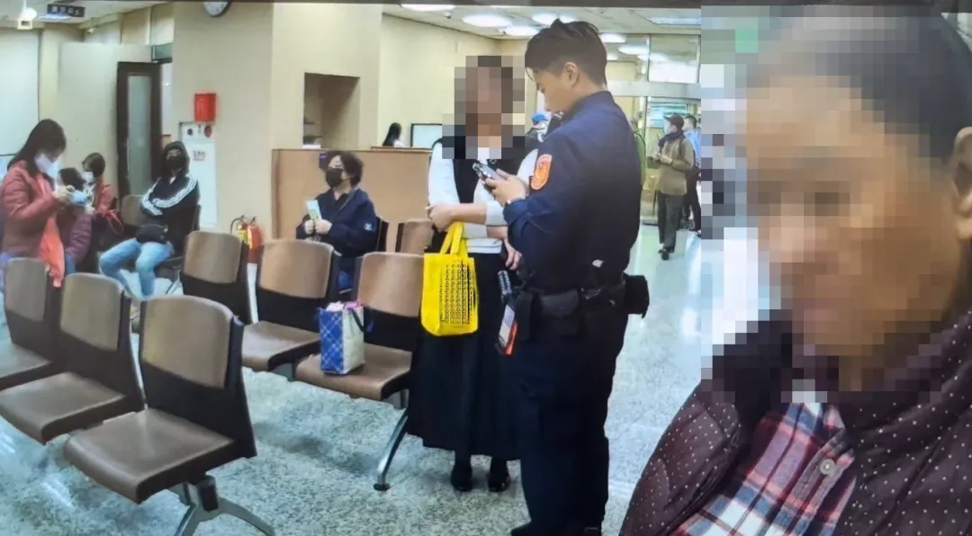 員警盤查女業務員並將婦人分開 。（圖／翻攝畫面）