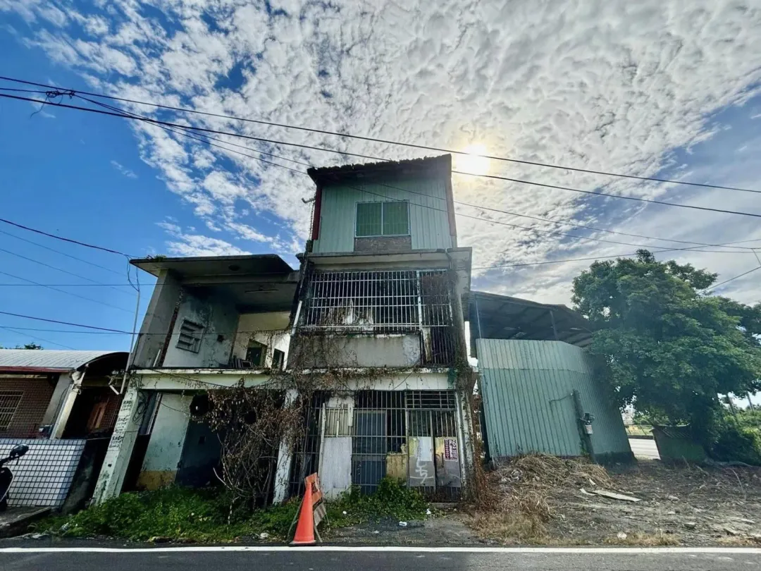 屏東一間兇宅求售,房仲表示,只幫開門不陪進入。(圖/翻攝自臉書社團「我是凶宅」)