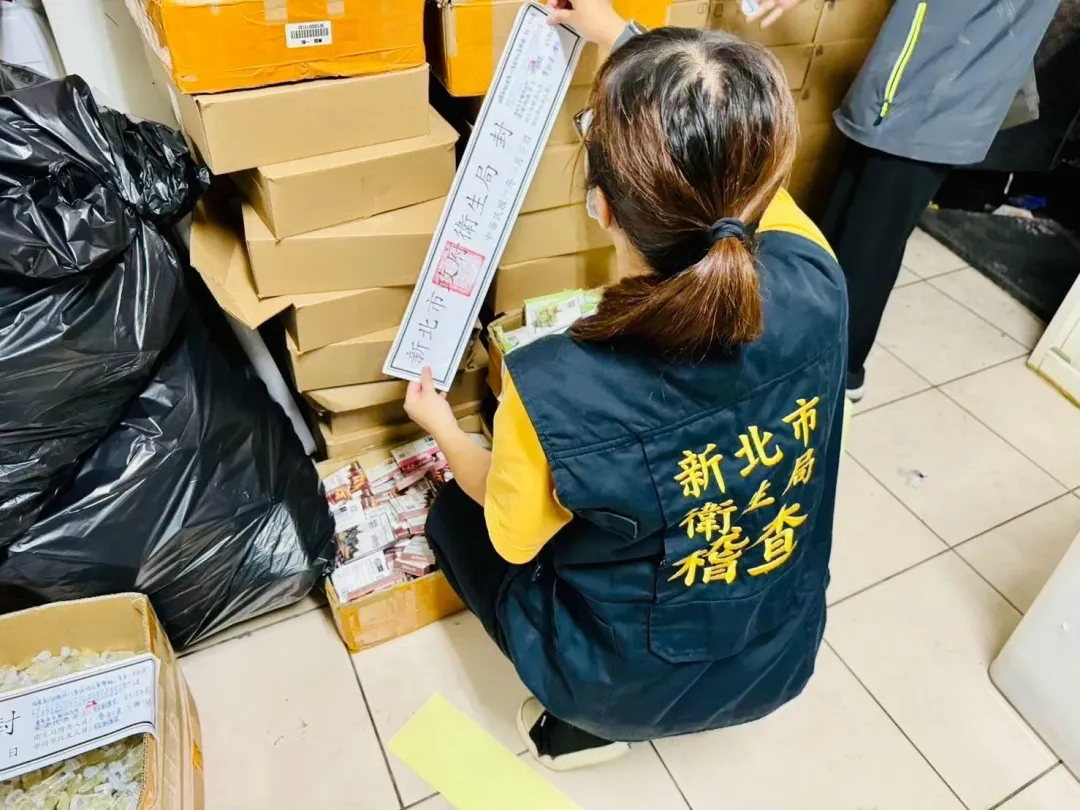 新北市衛生局與移民署、警察局共同查緝電子煙製造工廠。（圖／新北市衛生局）