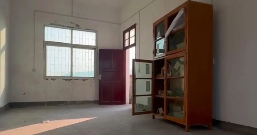 徐姓校長先後將5名女學童帶進教室旁雜物間進行猥褻性侵。(圖/翻攝紅星新聞)