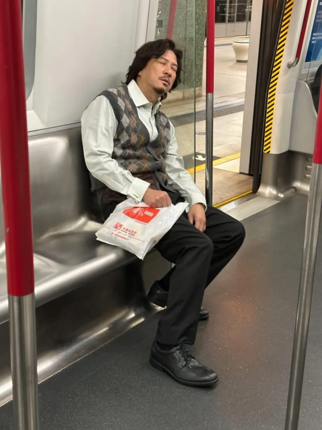 有民眾拍到張家輝以「蔡辛強」的裝扮搭地鐵睡著的照片，在全網瘋傳。（圖／翻攝自網路）