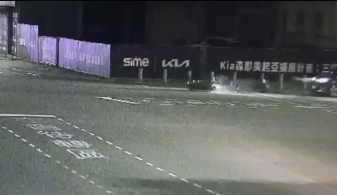 機車騎士直接被撞飛，摔地翻滾。（圖／翻攝畫面）