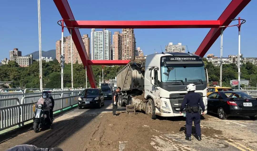 關渡大橋砂石車車禍泥漿傾瀉而出。（圖／翻攝畫面）