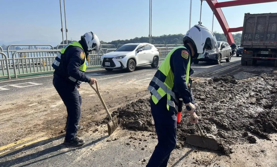 員警拿鏟子協助清理路面。（圖／翻攝畫面）