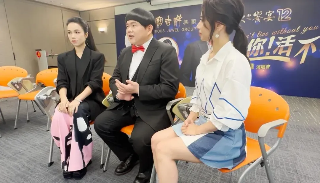 小胖穿上第一張專輯的打歌服，自封是演藝圈體態維持最好的歌手。（圖／記者 伍映澄 攝）