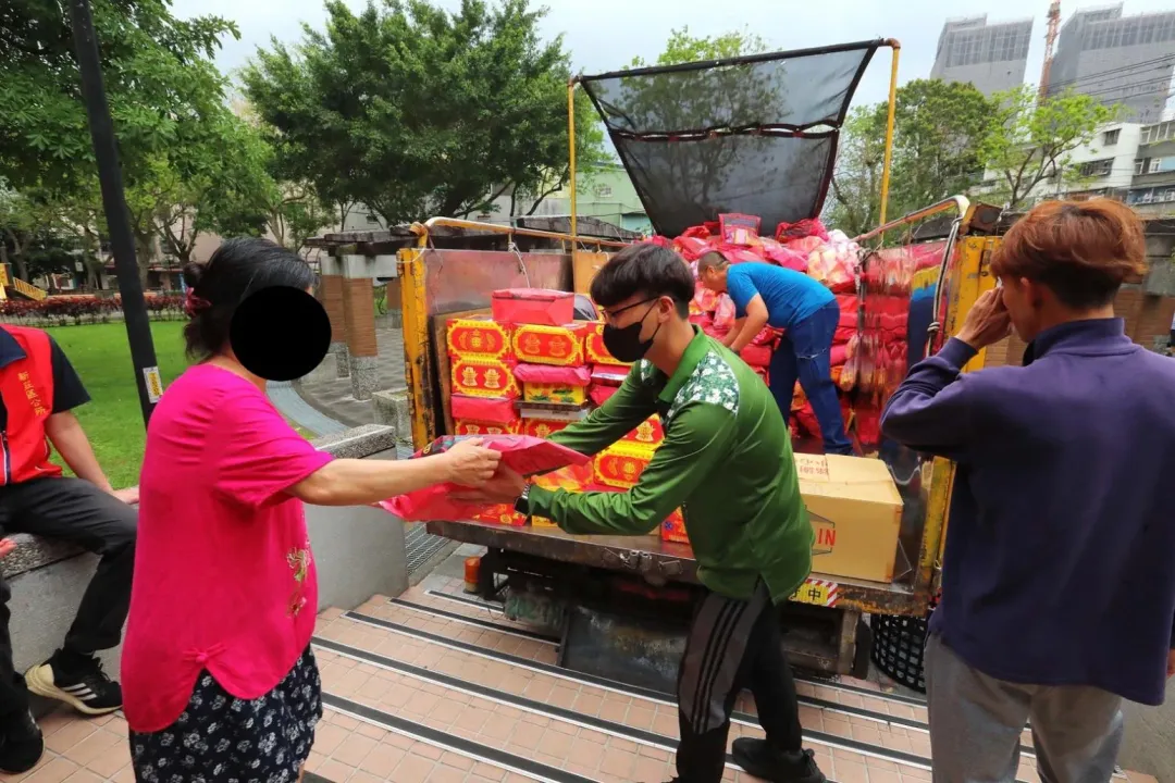 本市各大公立納骨塔及公墓區的服務站落實環保政策，提供金銀紙集中袋，推廣紙錢集中。（圖／新北市政府提供）
