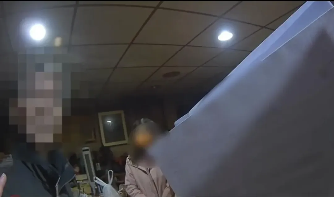 警方上門搜索毒販父親激動無法接受。(圖/翻攝畫面)