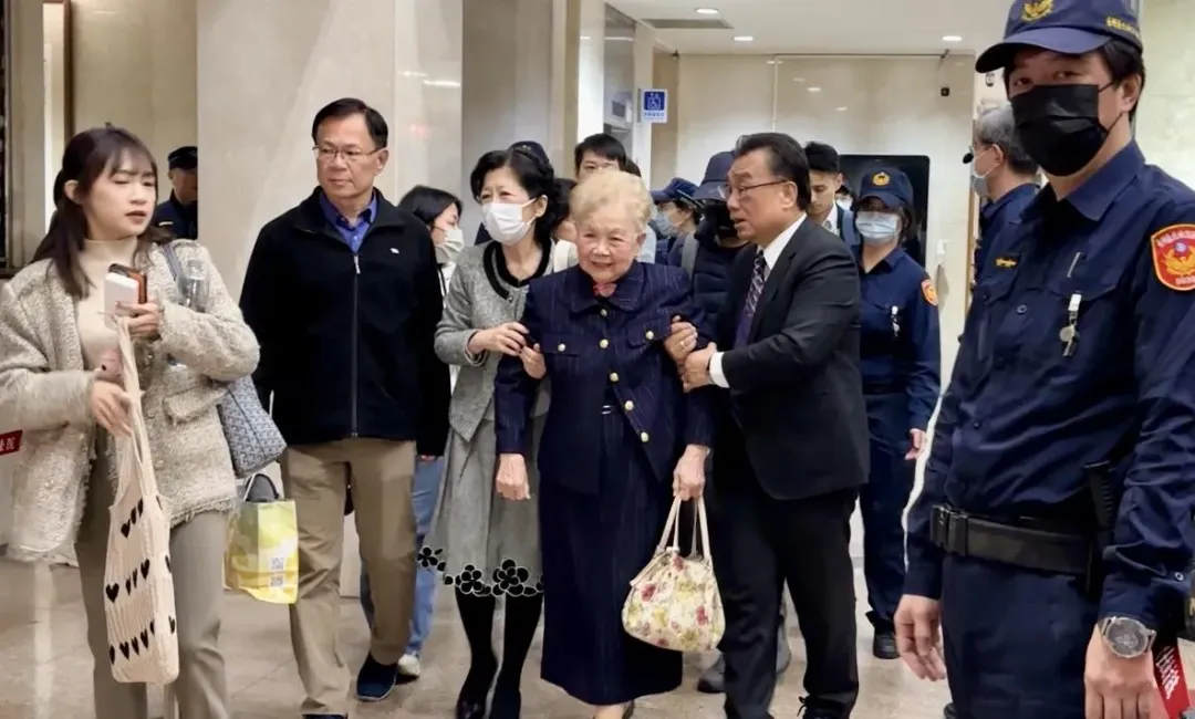 柯媽何瑞英在陳佩琪與與林國成攙扶下走出法院。（圖／塗豐駿攝）