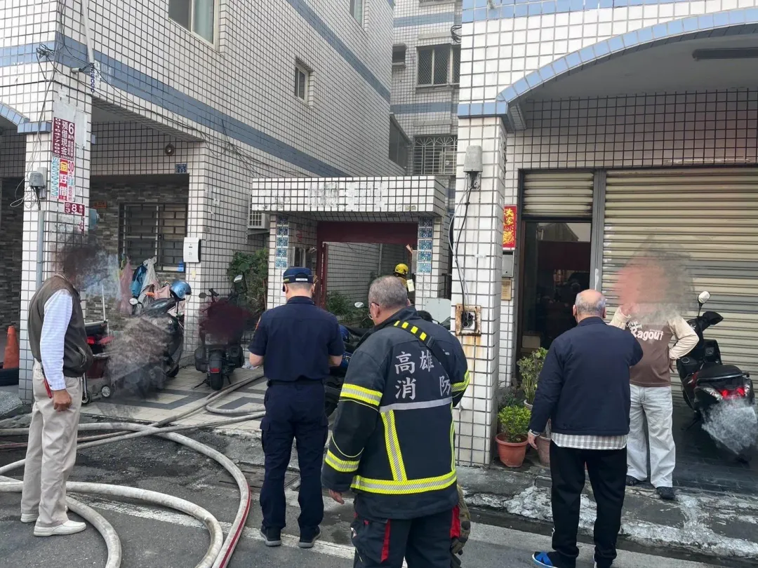 岡山一處公寓竄出濃煙,住戶在地下室縱火燒金紙。(圖/翻攝畫面)