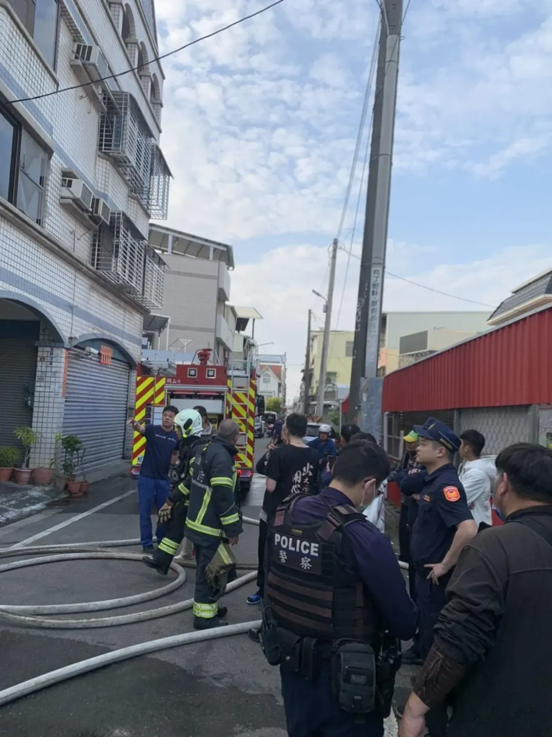 公寓住戶緊急撤離。(圖/翻攝畫面)