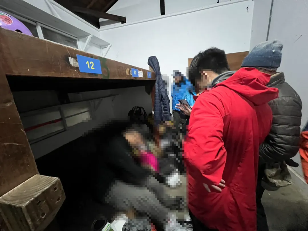 志工先攙扶受傷山友至369營地休息等待救援。（圖／雪管處提供）