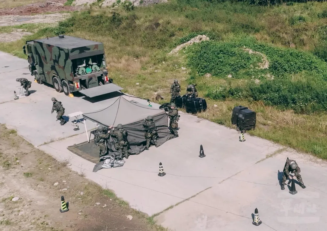 第36化兵群開設人員消除站，圖左為MD-105重型消毒車。(圖/軍聞社)