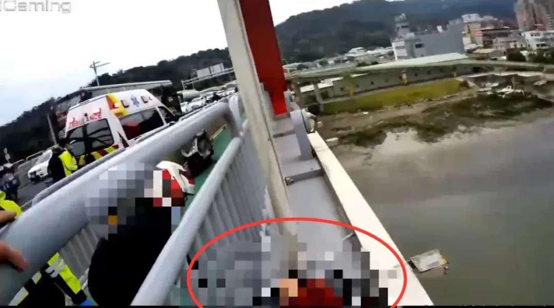 酒醉女子躺在橋邊差點墜橋。(圖/翻攝畫面)