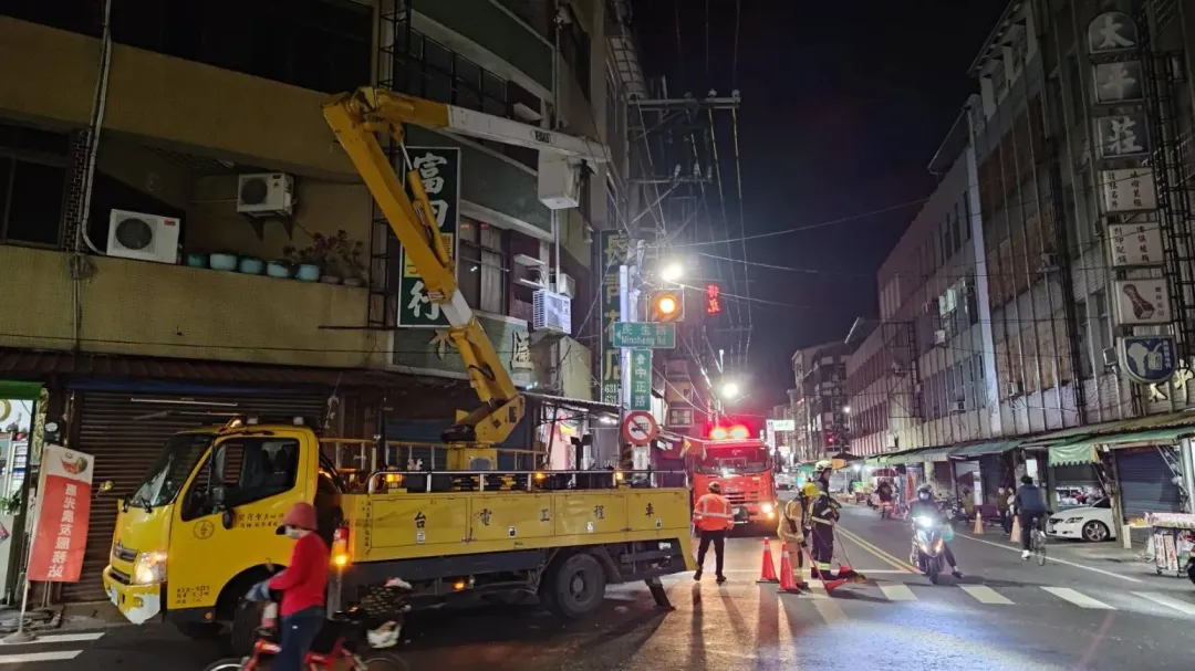 高雄20日晚間6時許,路旁電線桿不明原因爆炸起火。(圖/翻攝畫面)