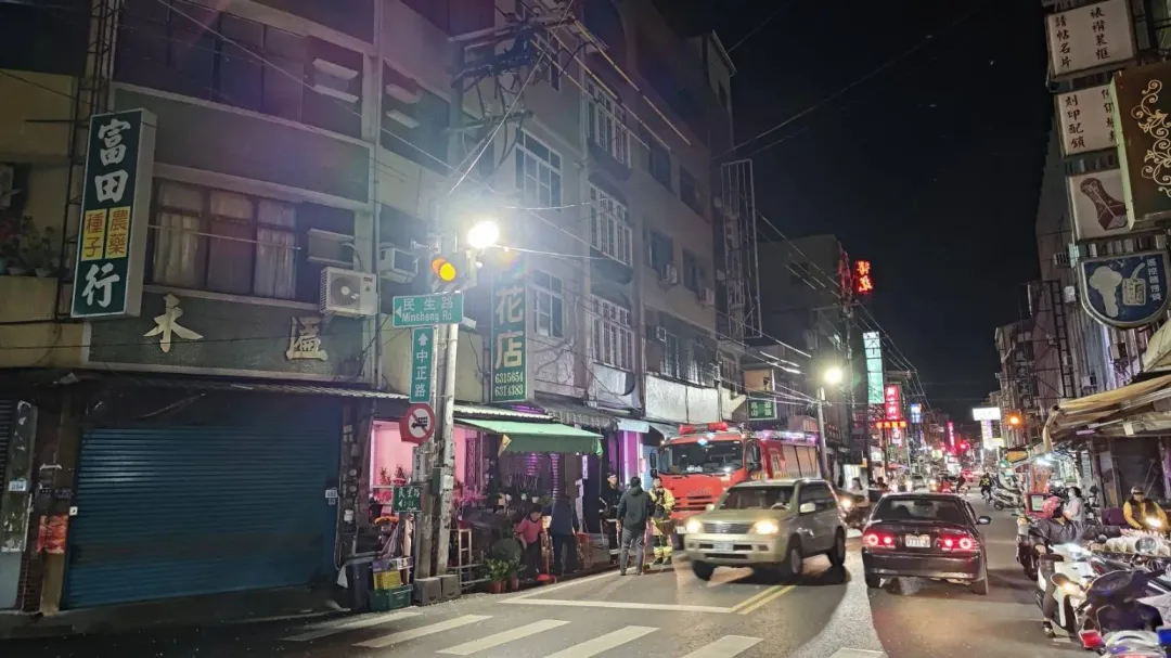 高雄20日晚間6時許,路旁電線桿不明原因爆炸起火。(圖/翻攝畫面)