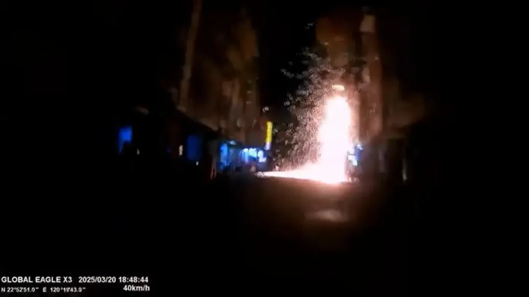 高雄20日晚間6時許,路旁電線桿不明原因爆炸起火。(圖/翻攝自chenyu_sinthreads)
