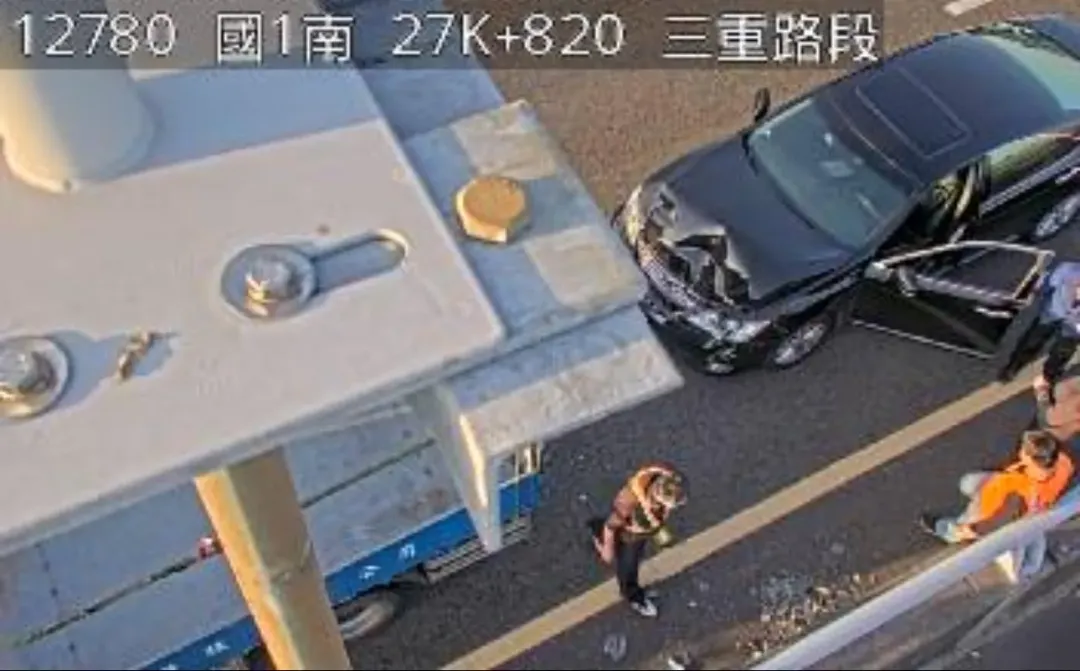 國道1號高架三重段發生追撞車禍。（圖／翻攝自國道公路即時網）
