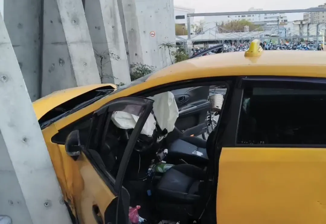 肇事計程車駕駛一度受困，救護人員協助脫困後緊急送醫。（圖／中天新聞）