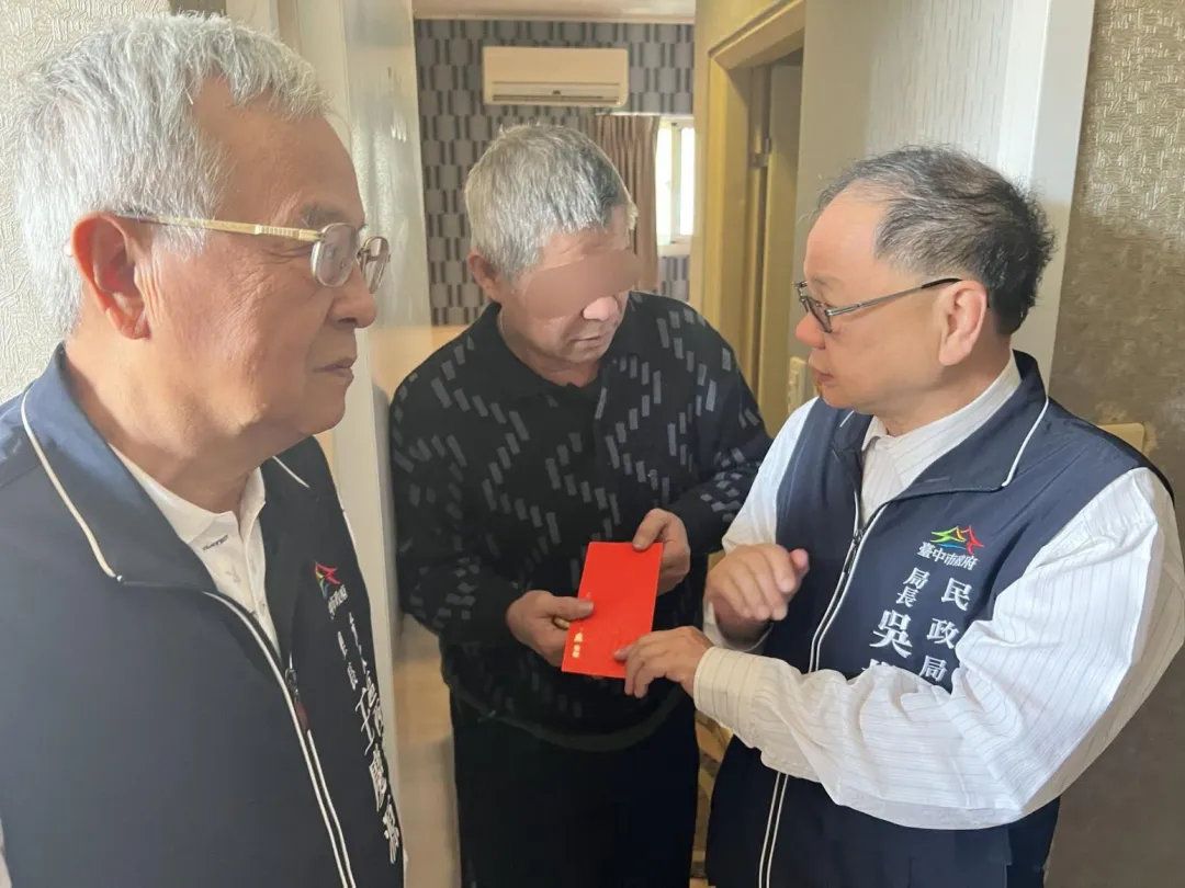 台中民政局長前往慰問。（圖／中天新聞）