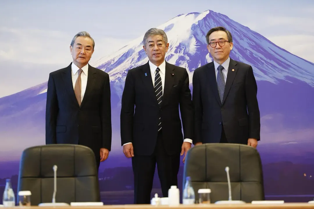 中日韓三國外長22日舉行會談。左至右為大陸外長王毅、日本外務大臣岩屋毅、南韓外長趙兌烈。（圖／美聯社）