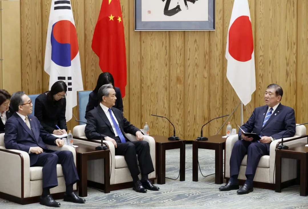 大陸外長王毅（中）與日本首相石破茂（右）會談。（圖／美聯社）