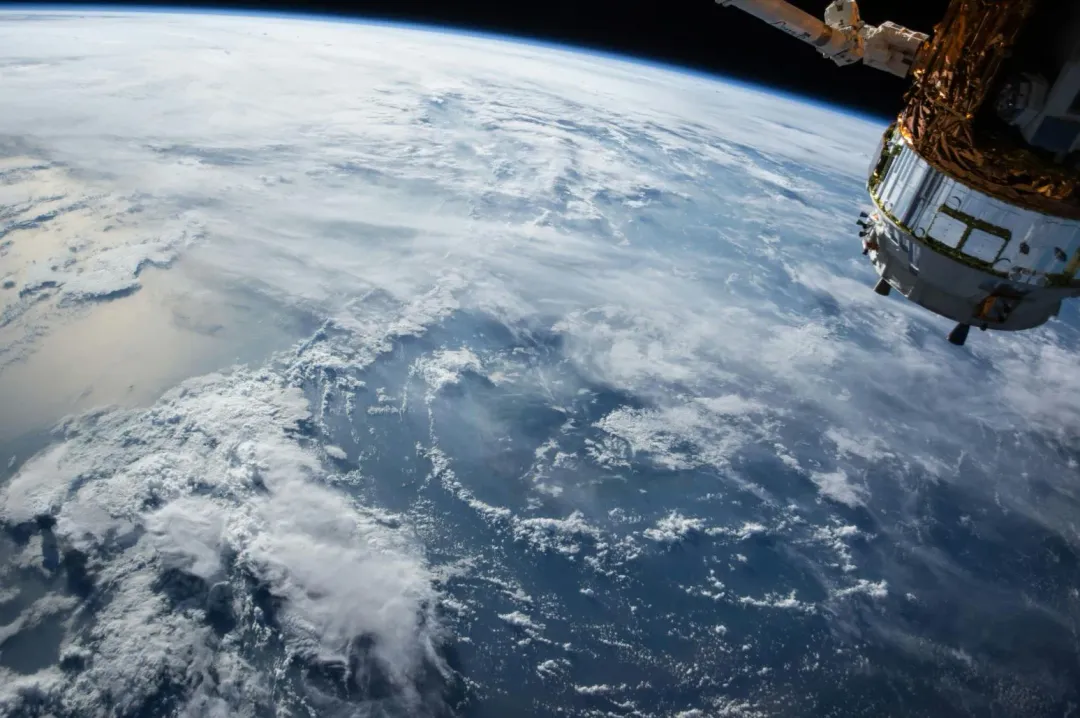 美國太空軍近日稱大陸正在進行「衛星纏鬥」演練。(示意圖/unsplash)