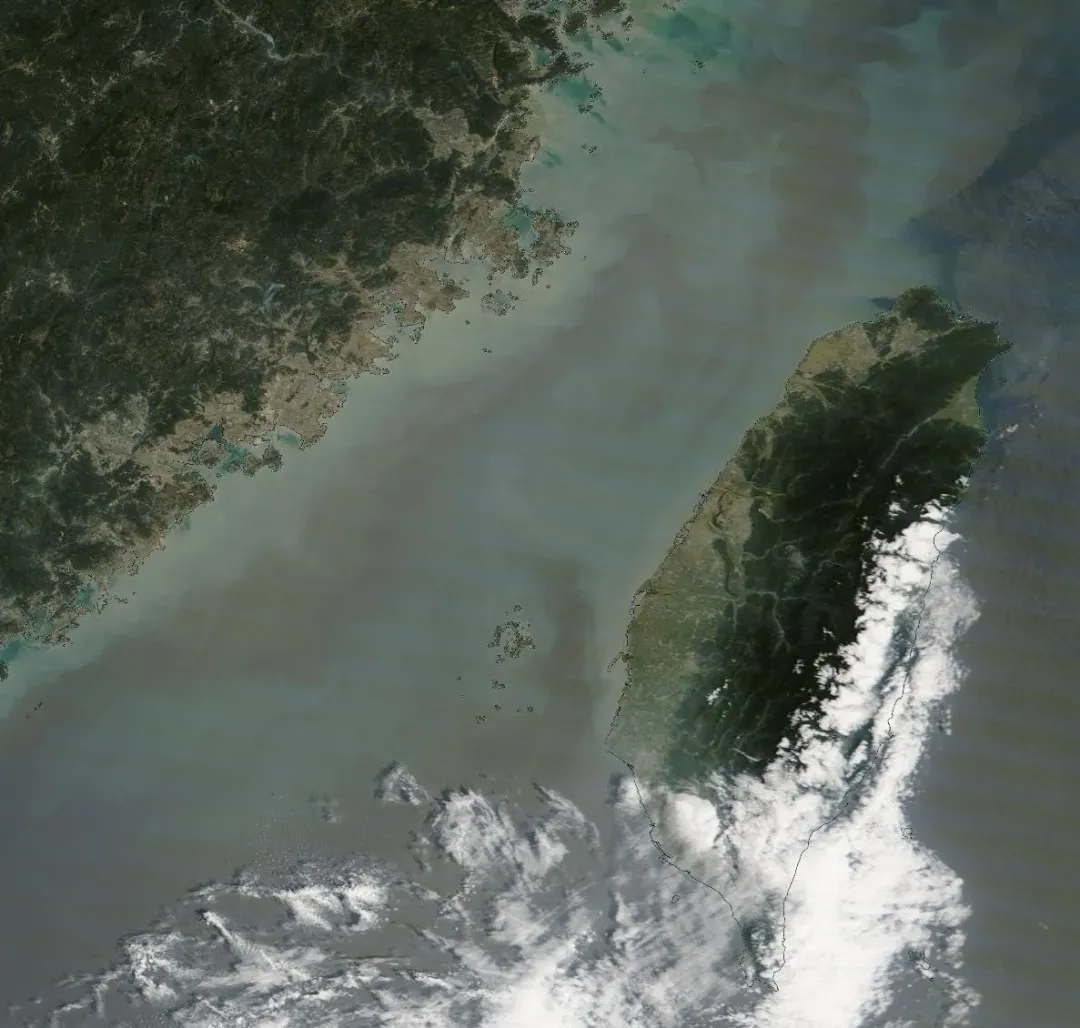鄭明典在臉書發文貼出一張衛星雲圖，可以清楚辨識「海峽黑水溝」。（圖／翻攝自鄭明典臉書）