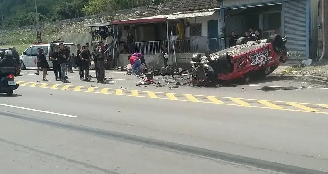 車禍撞擊力道大，造成肇事賽車「四輪朝天」。（圖／記者爆料網）
