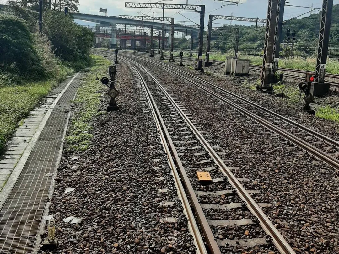 台鐵高雄車站於今（6）日上午發生旅客跌落軌道事件。（示意圖／台鐵提供）