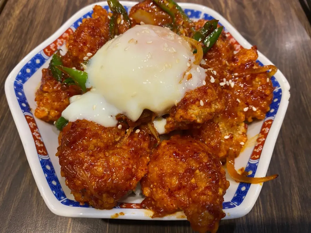 超大乾燒蝦仁再加上半熟蛋，讓這碗乾燒蝦仁丼的美味上升新境界。（圖／黃宏輝提供）