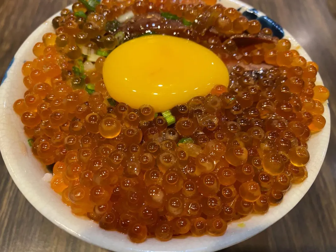 浮誇的黑門市場丼加入牛菲力和爆滿的鮭魚卵。（圖／黃宏輝提供）
