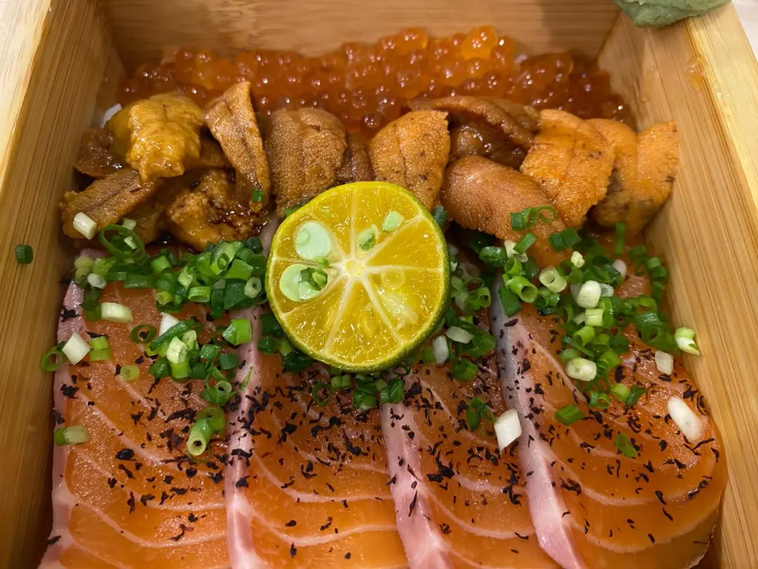 「一身是膽丼」量少質精，鮭魚卵的鹹味和香甜海膽交織奇幻口感，色彩調性優雅。（圖／黃宏輝提供）